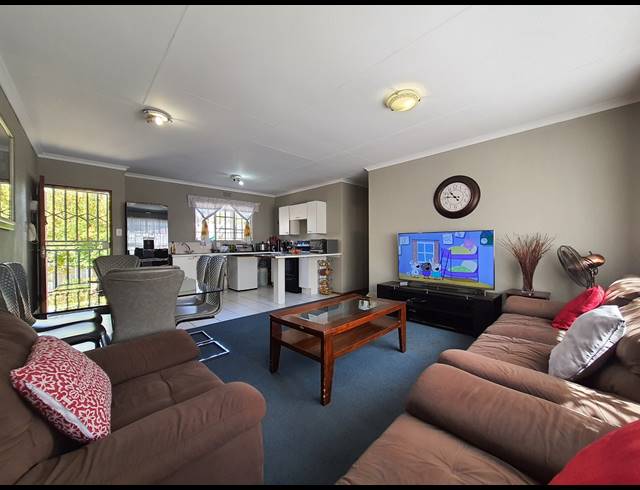 3 BEDROOM SIMPLEX FOR SALE IN COUNTRY VIEW